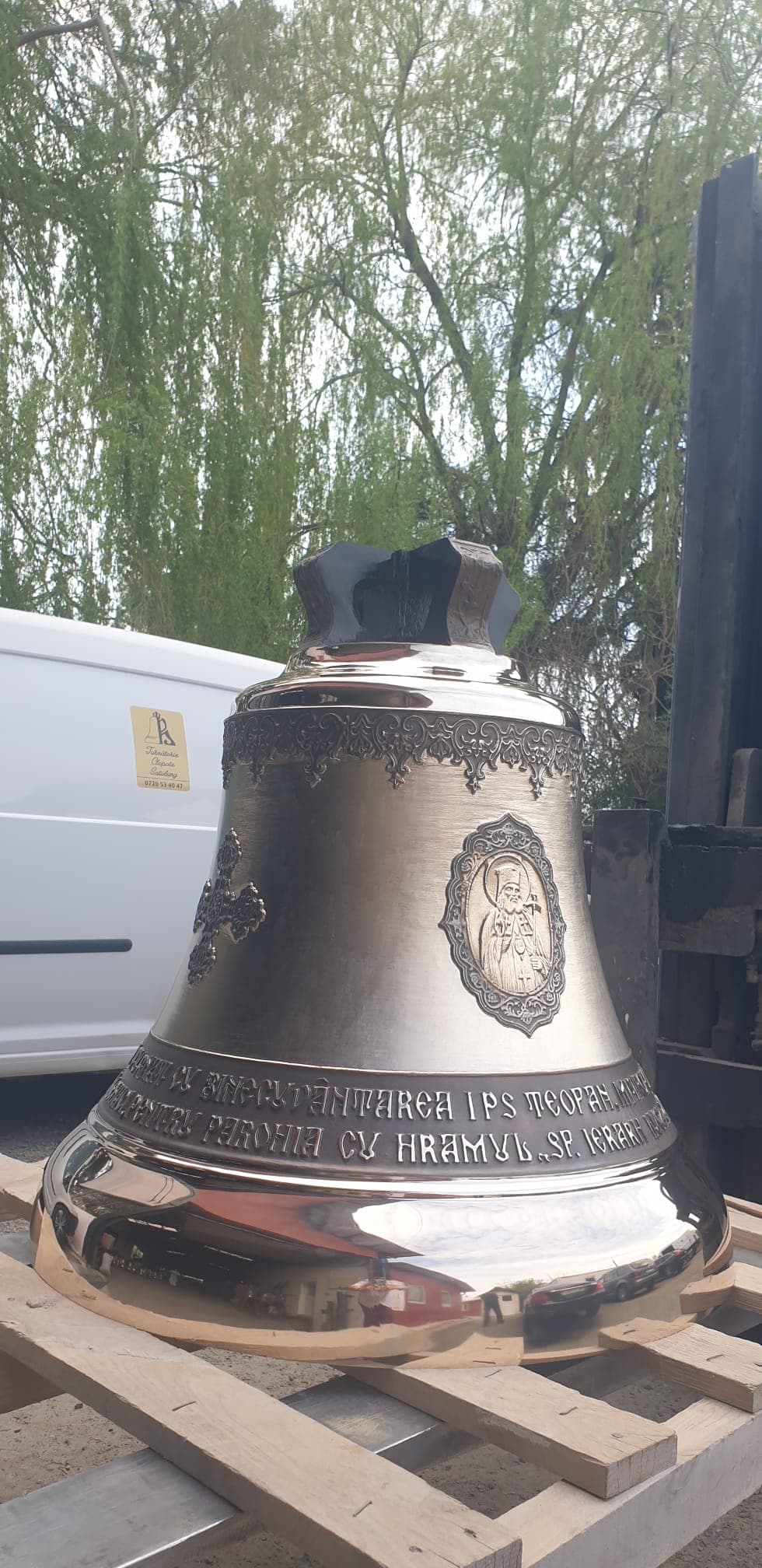 Clopotul de 400 kg și îngrădirea terenului